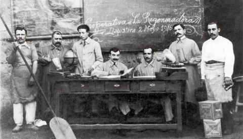 Personal de la Cooperativa La Regeneradora de Llagostera. / Universitat Rovira i Virgili.