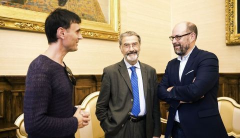 El alcalde de Santiago de Compostela, Martiño Noriega (d), recibe hoy en el Ayuntamiento al Premio de Física 2012, Serge Haroche (c), en presencia del también físico y coordinador del programa, Jorge Mira (i). EFE