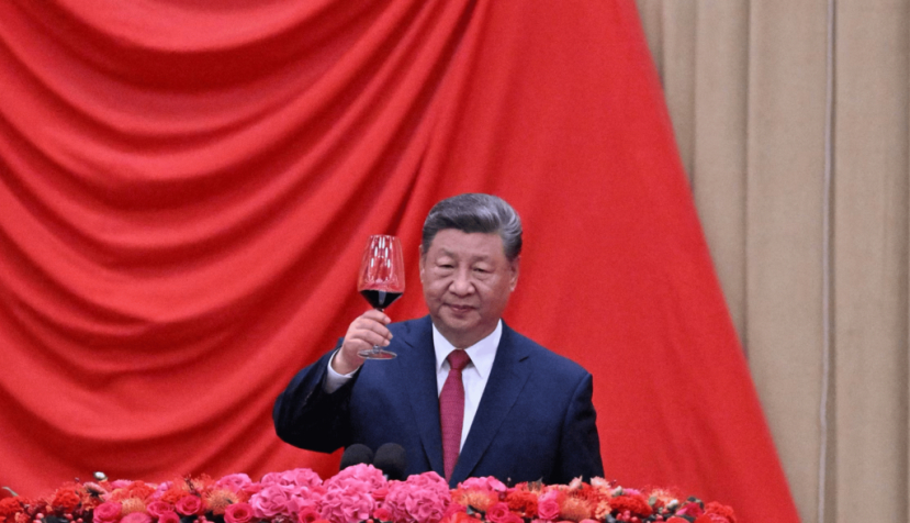 En Chine, les résultats du nouveau plan lancé par Xi Jinping (Ici le 30 septembre, pour la Journée des Martyrs) seront jugés principalement à l'aune de la hausse constatée du niveau de vie. Adek Berry/AFP