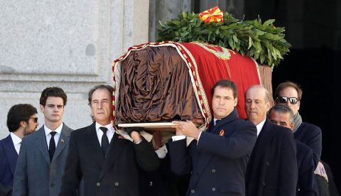 Los familiares de Franco, el 24 de octubre de 2019, José Cristobal (c-i) y Luis Alfonso de Borbón Martínez-Bordiú (c-d) encabezan la comitiva familiar que porta el féretro con los restos mortales del dictador tras su exhumación en la basílica del Valle de los Caídos antes de su trasladado al cementerio de El Pardo-Mingorrubio para su reinhumación. 
