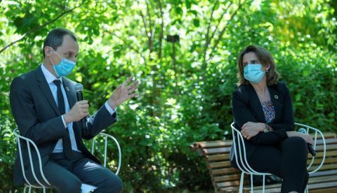 La ministra para la Transición Ecológica Teresa Ribera (d), y el ministro de Ciencia e Innovación Pedro Duque (i), defienden la importancia de proteger y conservar la biodiversidad, en el coloquio celebrado en el Real Jardín Botánico hoy viernes en Madrid, en el que han participado los investigadores Annie Machordom y Mario Díaz, del Museo Nacional de Ciencias Naturales.-EFE/ALEX MUNOFER/Ministerio Transición Ecológica
