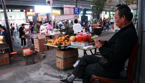 Venta ambulante en las calles de Wuhan (China), en una fotografía tomada en noviembre de 2019. Shutterstock / Tadeusz Mogielnicki