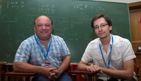 El catedrático del departamento de Matemáticas del Imperial College London, José Antonio Carrillo de la Plata (i), junto al investigador "Ramón y Cajal" del Departamento de Matemática Aplicada de la Universidad de Granada, José Alfredo Cañizo Rincón (d), hoy en Santander. EFE