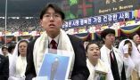 Mariage de masse officié par Sun Myung Moon en février 2000 à Séoul en Corée du Sud. 60 000 personnes se sont mariées en même temps ce jour-là. AFP