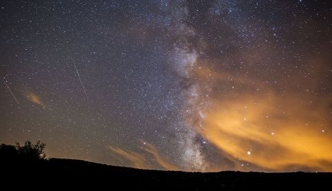 Una perseida o Lágrima de San Lorenzo atraviesa el cielo junto a la Vía Láctea. EFE/Archivo