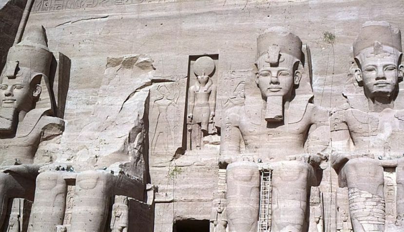 El Gran Templo de Abu Simbel habría quedado bajo las aguas tras la construcción de la presa de Asuán. Había que levantarlo piedra a piedra. @unesco, CC BY-SA