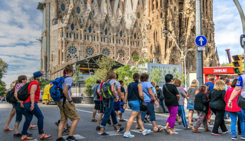  Molta gent creua un pas de vianants davant la Sagrada Família de Barcelona. Sagrada Família de Barcelona. Stefano Politi Markovina/Shutterstock