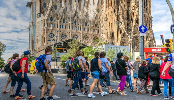  Molta gent creua un pas de vianants davant la Sagrada Família de Barcelona. Sagrada Família de Barcelona. Stefano Politi Markovina/Shutterstock