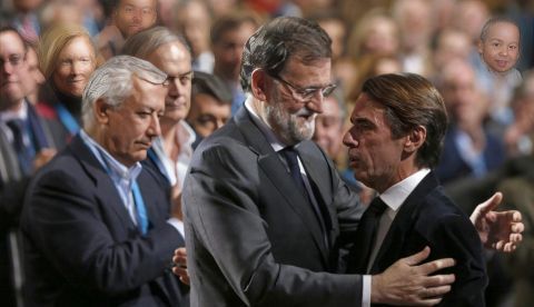 El expresidente del Gobierno y del PP, Mariano Rajoy (i), saluda al presidente de honor del PP y expresidente del Ejecutivo, José María Aznar (d), durante la inauguración de la convención nacional del Partido Popular en 2015.