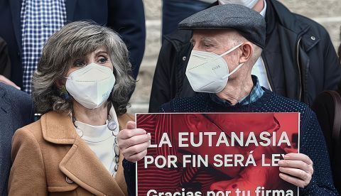 La exministra de Sanidad y actual secretaria de Sanidad de la Comision Ejecutiva Federal del PSOE Maria Luisa Carcedo (i) junto a Angel Hernandez (que ayudo a morir a su mujer enferma de esclerosis multiple) (d) celebran frente al Congreso de los Diputados la aprobacion de la ley de la eutanasia.