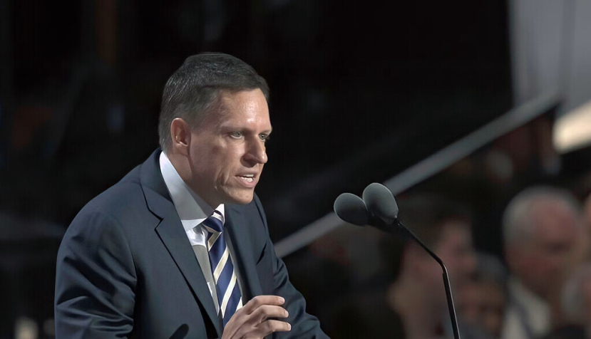  Un señor con traje da un discurso Peter Thiel, cofundador de las compañías PayPal (junto a Elon Musk) y Palantir. mark reinstein/Shutterstock