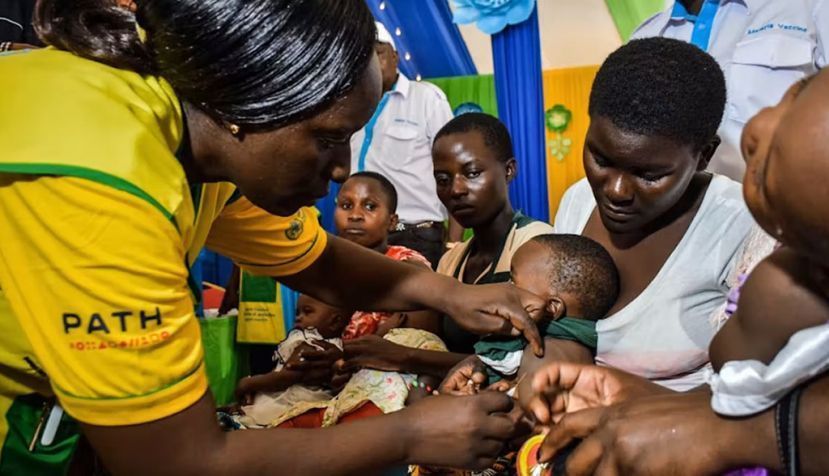 Vacunación de un niño contra la malaria en 2019 en Kenia. En 2020, África concentró el 96 % de las muertes por malaria en todo el mundo. Los niños son las primeras víctimas. Brian Ongoro / AFP