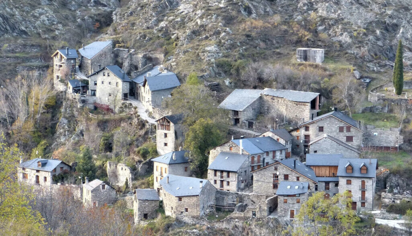  Un poble menut entre una muntanya. Poble d'Escart (Lleida). Núria Garcia-Quera.