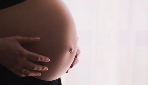 Las nuevas enfermedades infecciosas conllevan riesgos para las mujeres durante el embarazo y el parto. Pexels / freestocks.org, FAL