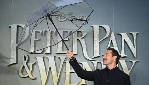 Jude Law humaniza al capitán Garfio en un Peter Pan “más moderno”