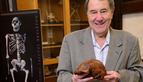 El equipo de Ciochon (en la imagen) realizó excavaciones en Ngandong entre 2008 y 2010 usando las notas conservadas de un grupo de topógrafos holandeses en los años treinta para volver a encontrar el lecho óseo original del grupo de Homo erectus, de donde recogió y dató 867 fragmentos fósiles de animales. EFE/Tim Schoon