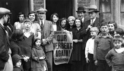Herbert Morrison (primero por la derecha) con sus partidarios.
