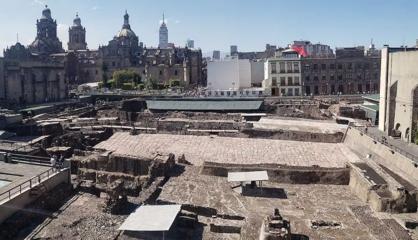 Vista panorámica del Templo Mayor de la Ciudad de México en donde se observan restos arqueológicos en pleno centro histórico. Minerva Castro / Wikimedia Commons, CC BY-SA