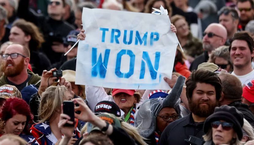 Los carteles que proclaman que ‘Trump ha ganado’ (es decir, las elecciones presidenciales de 2020) son legión en los mítines del expresidente, como aquí en enero de 2022 en Arizona. Mario Tama/AFP