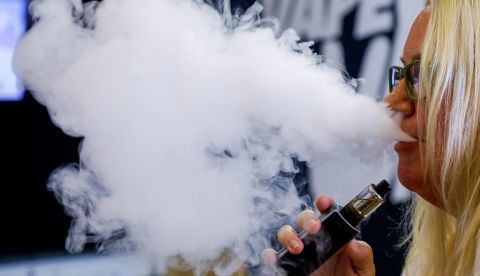 Al menos seis personas han muerto, y centenares han sufrido complicaciones pulmonares vinculadas al uso creciente de cigarrillos electrónicos -un hábito conocido como vapeo- que se promueven con sabores artificiales. EFE/Erik S. Lesser/Archivo 	   