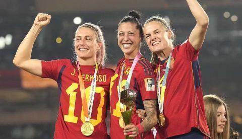  Fotografía de las jugadoras Alexia Putellas, Jenni Hermoso e Irene Paredes tras ganar la Copa del Mundial de fútbol. RTVE