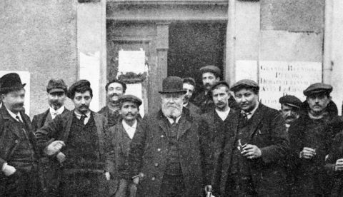 Durante la huelga de los trabajadores de la lana, Jean Jaurès charla con los huelguistas el 1 de enero de 1909. / Archivo.
