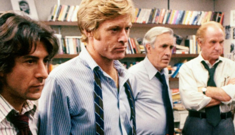 Desde la izquierda, Dustin Hoffman, Robert Redford, Jason Robards, Jack Warden y Martin Balsahm en un fotograma de Todos los hombres del presidente. Warner Bros.