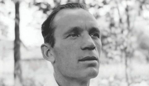 Jim Higgins, “El soldado alto”, cuenta en un libro su lucha por la democracia