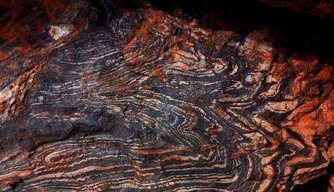 Fotografía facilitada por la Universidad de Australia Occidental (UWA) que muestra un fragmento de sílex de hace 3.500 millones de años encontrado en el este de Pilbara, en el oeste de Australia. Un equipo científico encontró el conjunto de rocas más antiguas del planeta en el oeste de Australia, que revelaron la formación del continente oceánico antes de la formación de las placas tectónicas, informaron hoy fuentes académicas. EFE