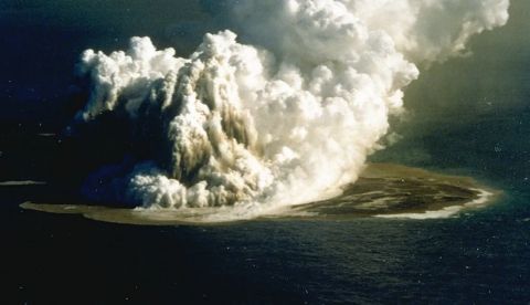 Erupción del volcán Fukutoku-Oka-no-Ba en 1986. Iwashita / Agencia Meteorológica de Japón, CC BY-NC
