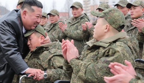 El líder norcoreano, Kim Jong-un, da la bienvenida a las tropas que regresan de su despliegue en la región rusa de Kursk. KCNA / EPA