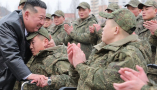 El líder norcoreano, Kim Jong-un, da la bienvenida a las tropas que regresan de su despliegue en la región rusa de Kursk. KCNA / EPA