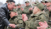 El líder norcoreano, Kim Jong-un, da la bienvenida a las tropas que regresan de su despliegue en la región rusa de Kursk. KCNA / EPA