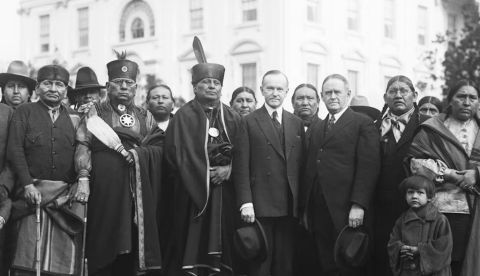  Una delegación Osage con el presidente Calvin Coolidge en la Casa Blanca el 20 de enero de 1924. Bettman via Getty Images
