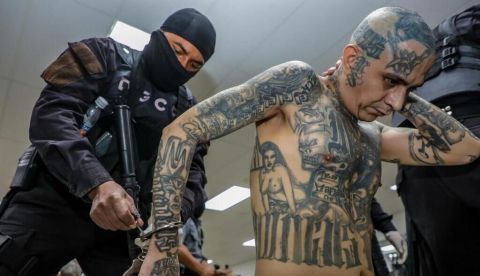 Presos en el Centro de Reclusión del Terrorismo, una cárcel de Tecoluca, El Salvador, construida para albergar a 40.000 pandilleros condenados o detenidos. Rodrigo Sura / EPA. Rodrigo Sura / EPA