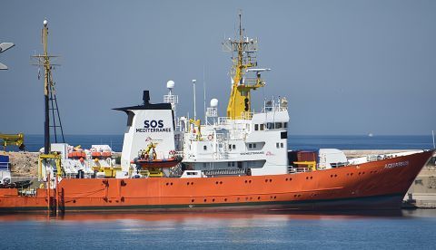 El Aquarius atracado en el puerto de Marsella en 2018. Shutterstock / GERARD BOTTINO