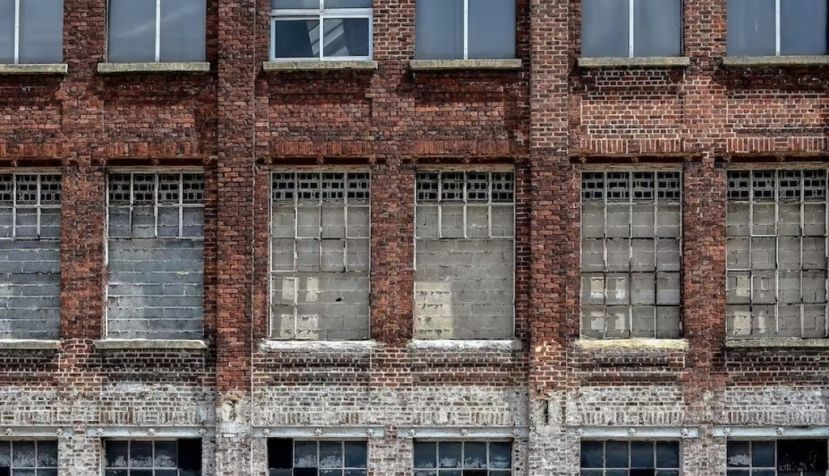 Les régions Grand-Est et Hauts-de-France continuent d’être les plus touchées par le chômage. (Ici, une façade d’usine désaffectée à Tourcoing, dans le Nord) Jacques Caffin/Flickr, CC BY-SA