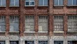Les régions Grand-Est et Hauts-de-France continuent d’être les plus touchées par le chômage. (Ici, une façade d’usine désaffectée à Tourcoing, dans le Nord) Jacques Caffin/Flickr, CC BY-SA