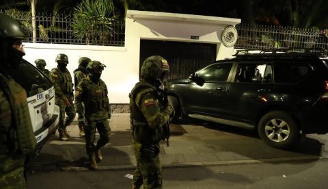 Por qué los ataques de las embajadas de Damasco y Quito sientan un peligroso precedente diplomático