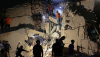  Servicios de emergencia trabajan en un edificio derrumbado de Caracas la noche del 24 de junio. Servicios de emergencia trabajan en un edificio derrumbado de Caracas la noche del 24 de junio. mytaj1/Shutterstock