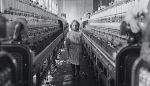 Fotografía de Lewis W. Hine de una pequeña hilandera en Mollohan Mills, Newberry, S.C: “Estaba atendiendo sus ‘lados’ de la maquinaria como una veterana, pero después de haber tomado la foto, el capataz se acercó y dijo en un tono de disculpa patético: ‘Acaba de llegar’. Un momento después repitió la información. Parece que las fábricas están llenas de jóvenes que ‘acababan’ de llegar” o ‘estaban ayudando a la hermana’“.. National Child Labor Committee/Library of Congress