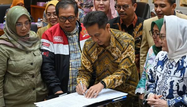 Menteri Kesehatan Budi Gunadi Sadikin menandatangani berita acara pandangan mini fraksi atas Rancangan Undang-Undang (RUU) Kesehatan di Kompleks Parlemen, Jakarta, 19 Juni 2023. ANTARA FOTO/Aditya Pradana Putra/tom.