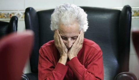 El hallazgo, probado en ratones hasta el momento, podría conducir a una forma de detener el daño cerebral provocado por las placas amiloides, que se acumulan en el cerebro en pacientes con Alzheimer, mientras la enfermedad está todavía en sus etapas iniciales. EFE/Archivo