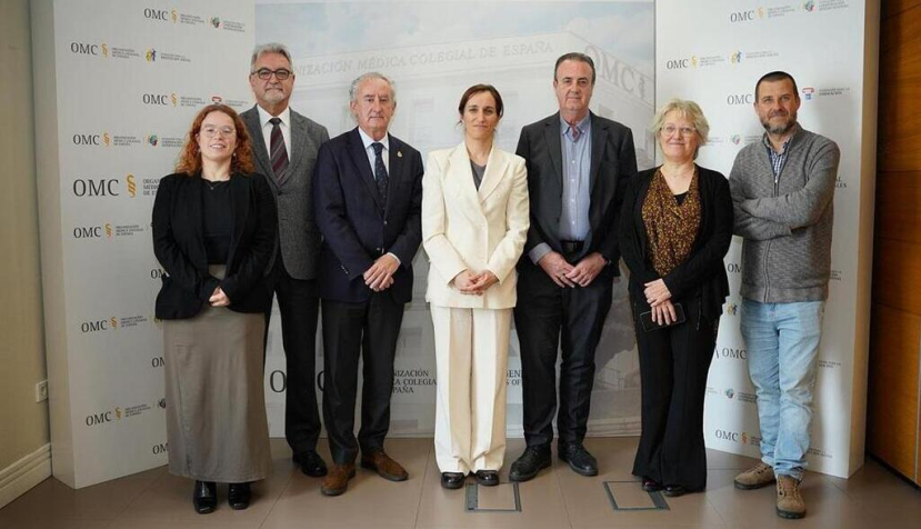 La ministra de Sanidad, Mónica García, con los representantes de las organizaciones que forman el Foro de la Profesión Médica. / © lamoncloa.gob.es. Ministerio de la Presidencia.