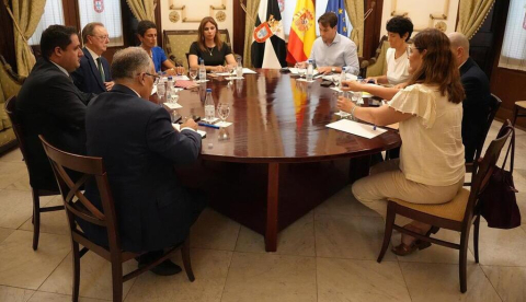 La ministra de Inclusión, Seguridad Social y Migraciones y portavoz del Gobierno, Elma Saiz, durante la reunión con el presidente de Ceuta, Juan Jesús Vivas. / © lamoncloa.gob.es. Ministerio de la Presidencia.
