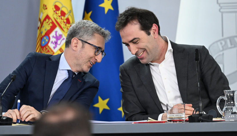 El ministro de Hacienda, Arcadi España, el ministro de Economía, Comercio y Empresa, Carlos Cuerpo, durante la rueda de prensa tras el Consejo de Ministros. | Pool Moncloa/Borja Puig de la Bellacasa. La Moncloa, Madrid - 28.4.2026