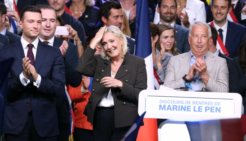 Marine Le Pen (centro), Jordan Bardella (izquierda) y funcionarios electos en el acto de regreso a clases de la Agrupación Nacional en Hénin-Beaumont (Paso de Calais), en la circunscripción del candidato presidencial de la Agrupación Nacional, el 13 de septiembre de 2026. Thomas Samson/AFP