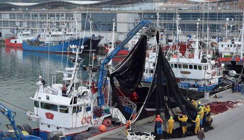 Varios pescadores sacan las redes de un barco. EFE/Pedro Puente Hoyos