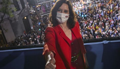 Isabel Díaz Ayuso en la noche electoral en el balcón de Génova.