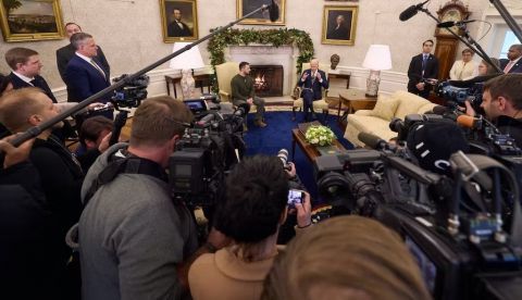 El presidente de Ucrania, Volodímir Zelensky, conversa con el presidente de los Estados Unidos, Joe Biden, en la Casa Blanca el 22 de diciembre de 2022. Presidencia de Ucrania
